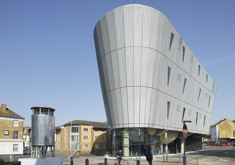 全世界最大的複層滑板公園!Hollaway Studio操刀英國 Folkestone 51,打造大型混凝土澆鑄懸空碗池
