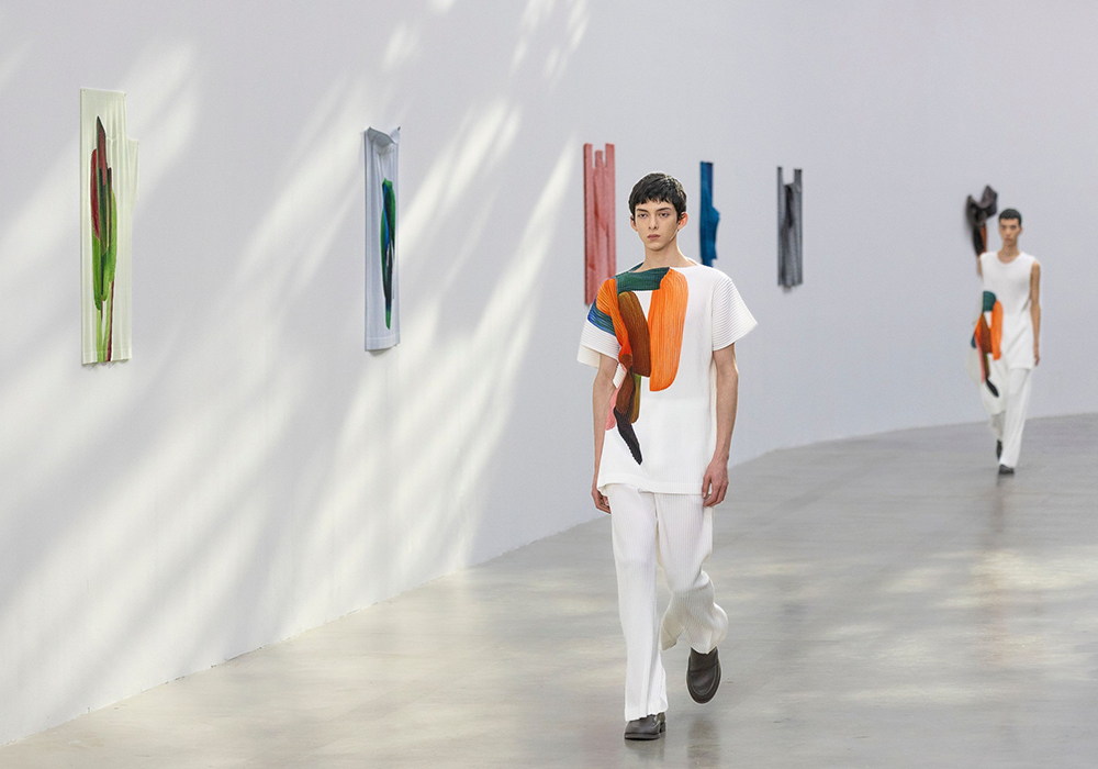 繪畫筆觸與三宅皺摺的結合!Ronan Bouroullec跨界打造HOMME PLISSÉ ISSEY MIYAKE 2024秋冬系列