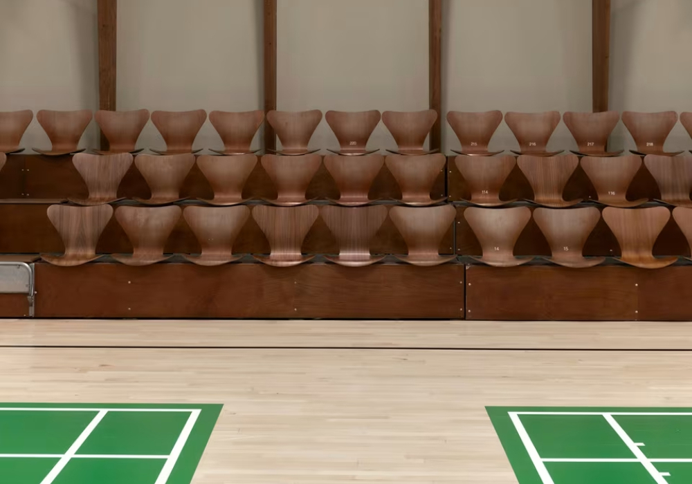 丹麥最美的羽球館：拱形屋頂、光影與 Fritz Hansen 經典椅交織，陪伴半世紀的優雅場館