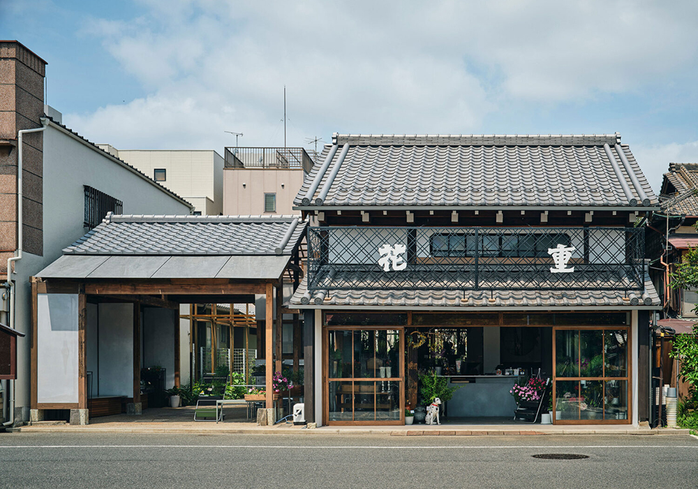 東京老字號花店「花重」百年老屋翻新!保留木構骨架,新舊交融結合咖啡廳成文化新據點