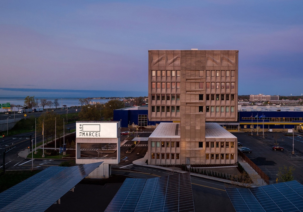 第一代包浩斯建築師 Marcel Breuer 的粗獷主義代表作，以獨特的大挑空設計與立面的預鑄模組為特色，在歷時 3 年改造下，蛻變為著重永續、節能的飯店 Hotel Marcel。