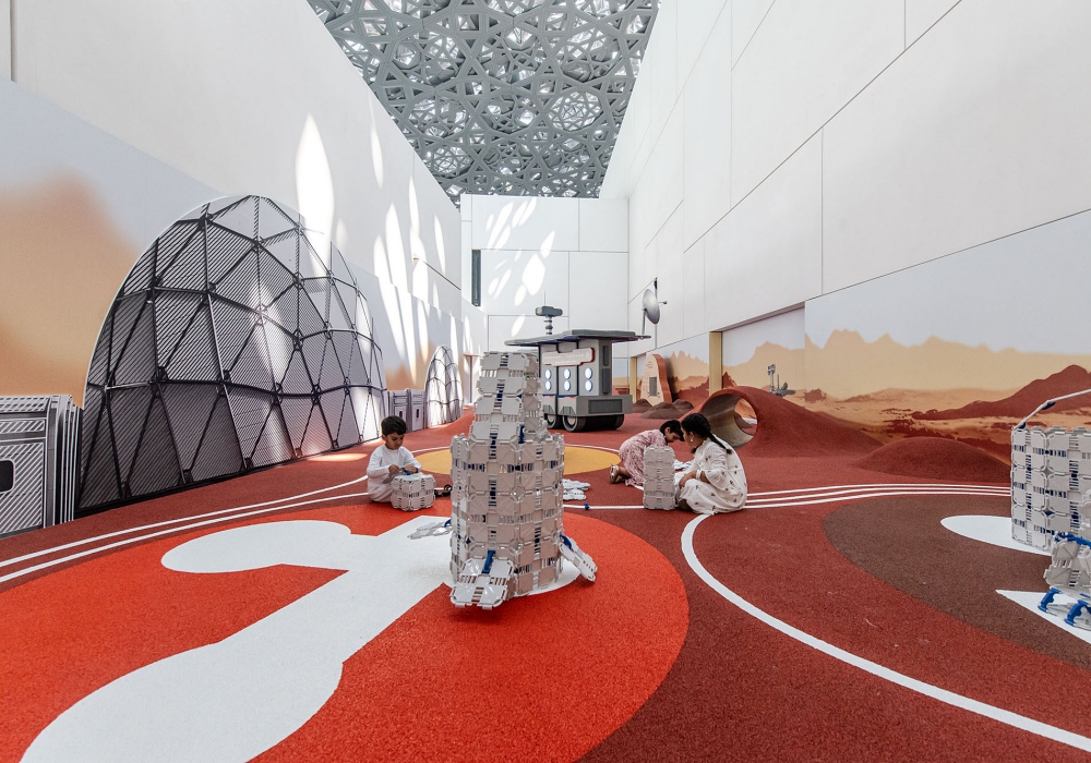 阿布達比羅浮宮「宇宙映像」登場!Atelier Brückner為兒童設計太空場域,科學結合法國博物館珍貴藏品