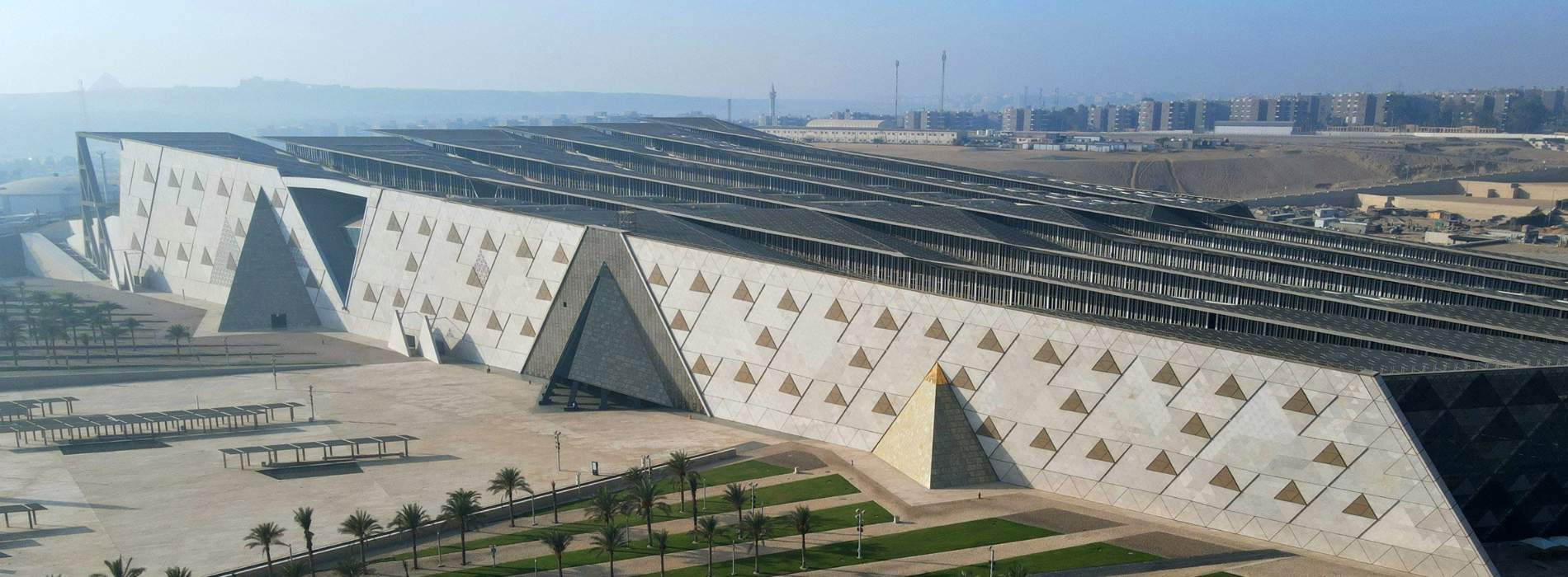 歷時 20 年，大埃及博物館開放：混凝土楔形巨構呼應「時間」設計，收藏超過十萬件法老文物