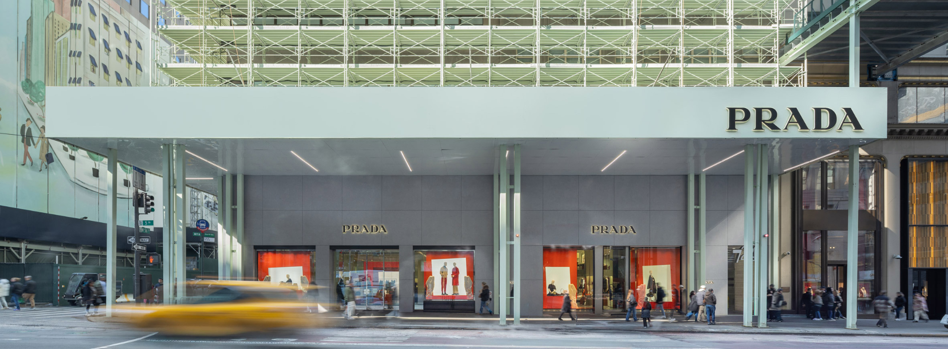 Prada 重新定義施工鷹架：用半透明材質打造流動波紋，為紐約店覆上一層綠色立面