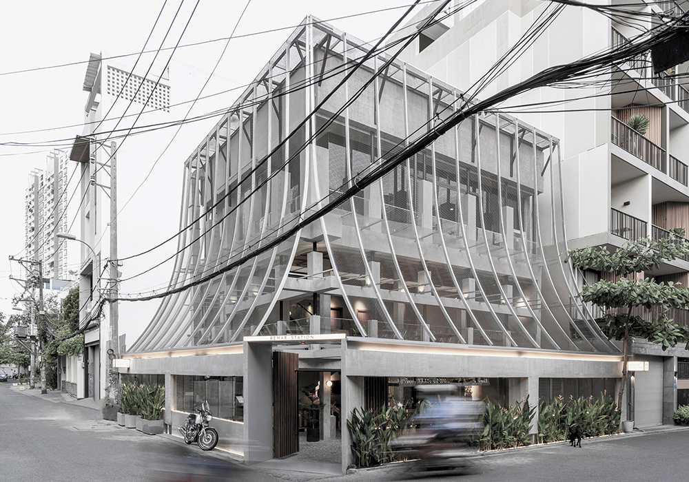 胡志明市舊宅新生為餐酒館！沖孔板形塑「面紗」外觀，打造與街區一同呼吸的生活聚所