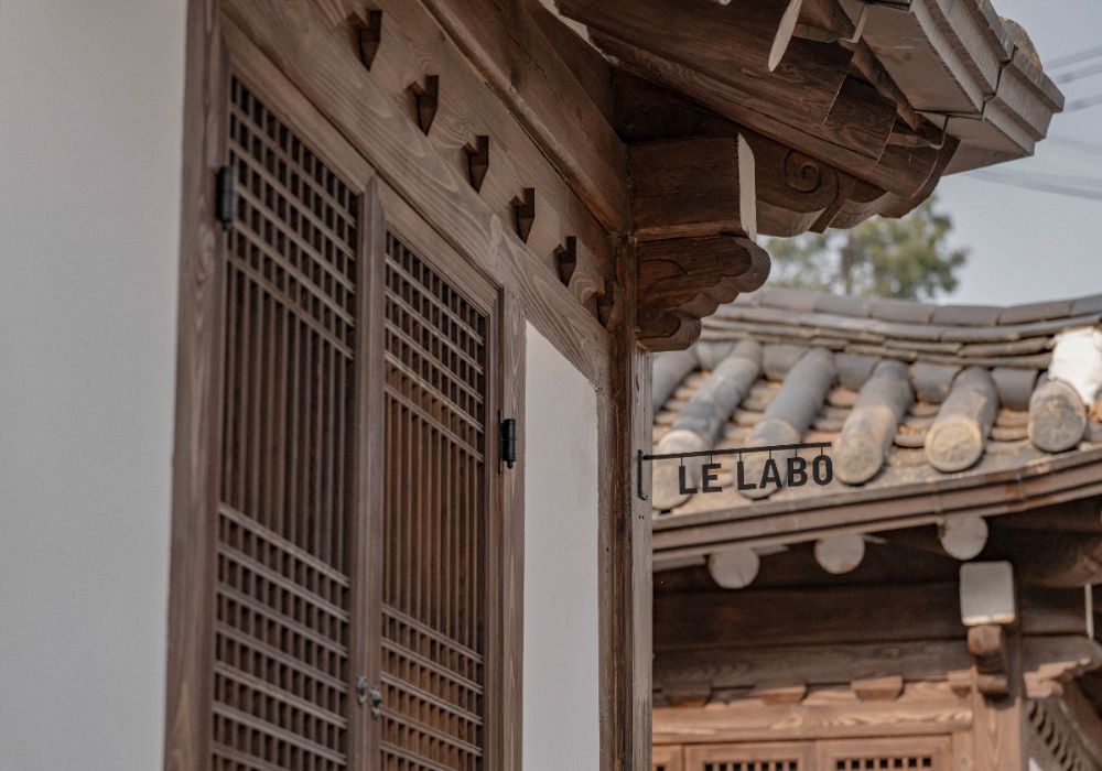 保留韓屋原初精神！「Le Labo 首爾北村韓屋村」結合 Café，打造嗅覺與時間的緩慢對話之所