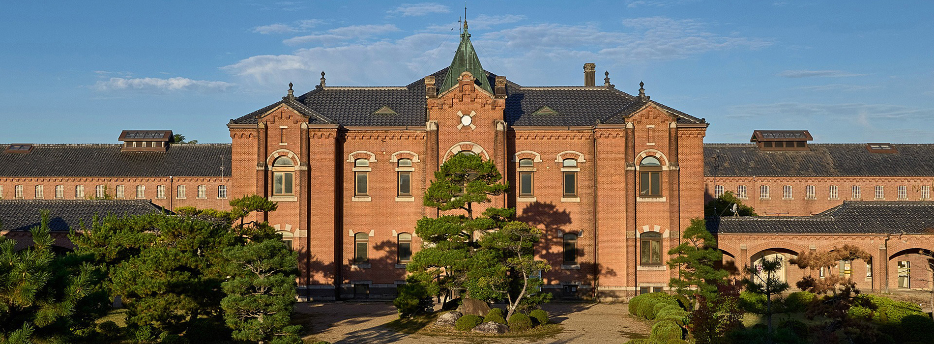 來趟「入監」之旅！百年監獄新生成「虹夕諾雅奈良監獄」與博物館，在紅磚與光影間感受明治歷史韻味