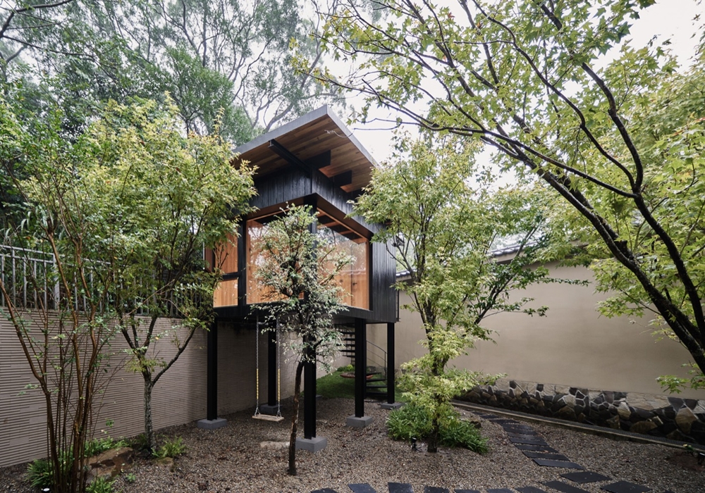 彷若「樹屋」的山中獨棟住宅「山野聚所」!合風蒼飛以有機層疊的垂直設計,打造獨立又內聚空間