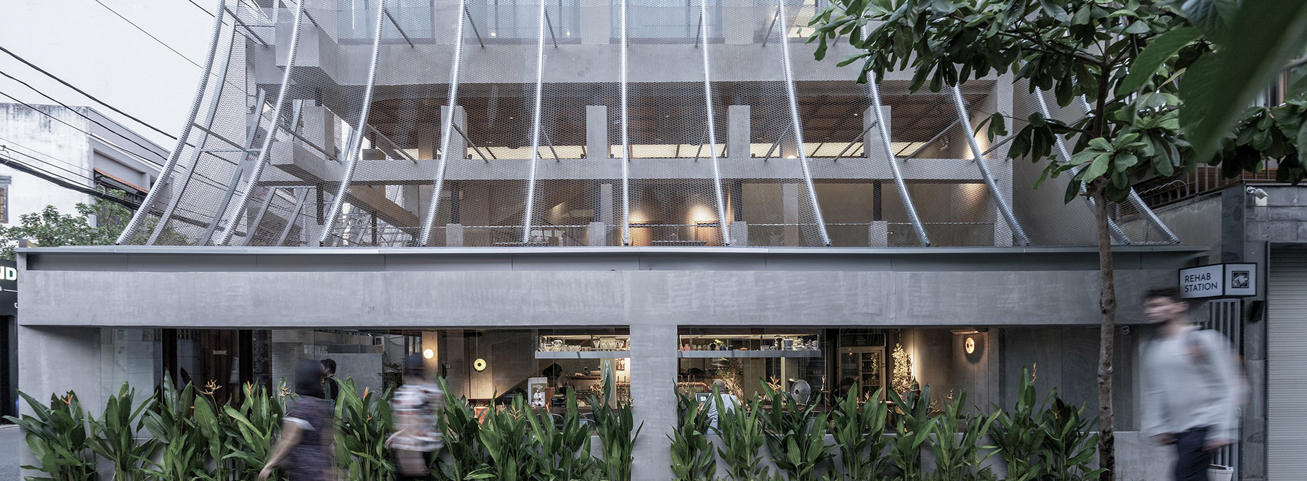 胡志明市舊宅新生為餐酒館！沖孔板形塑「面紗」外觀，打造與街區一同呼吸的生活聚所