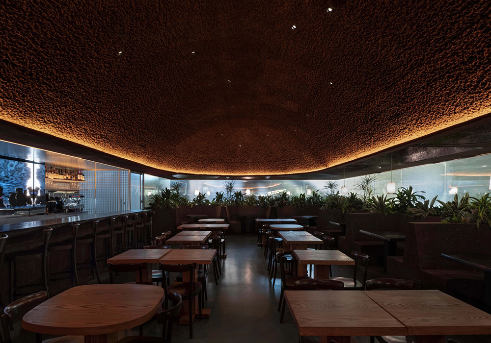 紐約 New Museum 迎來首間餐廳「Oberon」！OMA 用軟木打造宛如洞穴的美術館新聚點