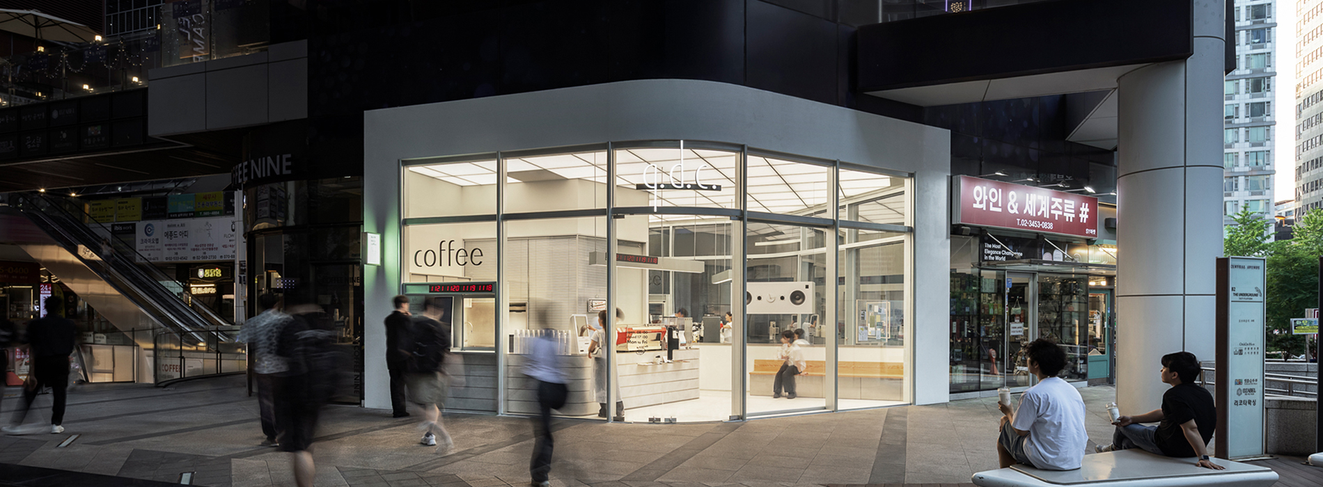 文件鐵夾成門把：江南咖啡廳「q.d.c.」幽默轉化辦公室元素，打造城市咖啡角落