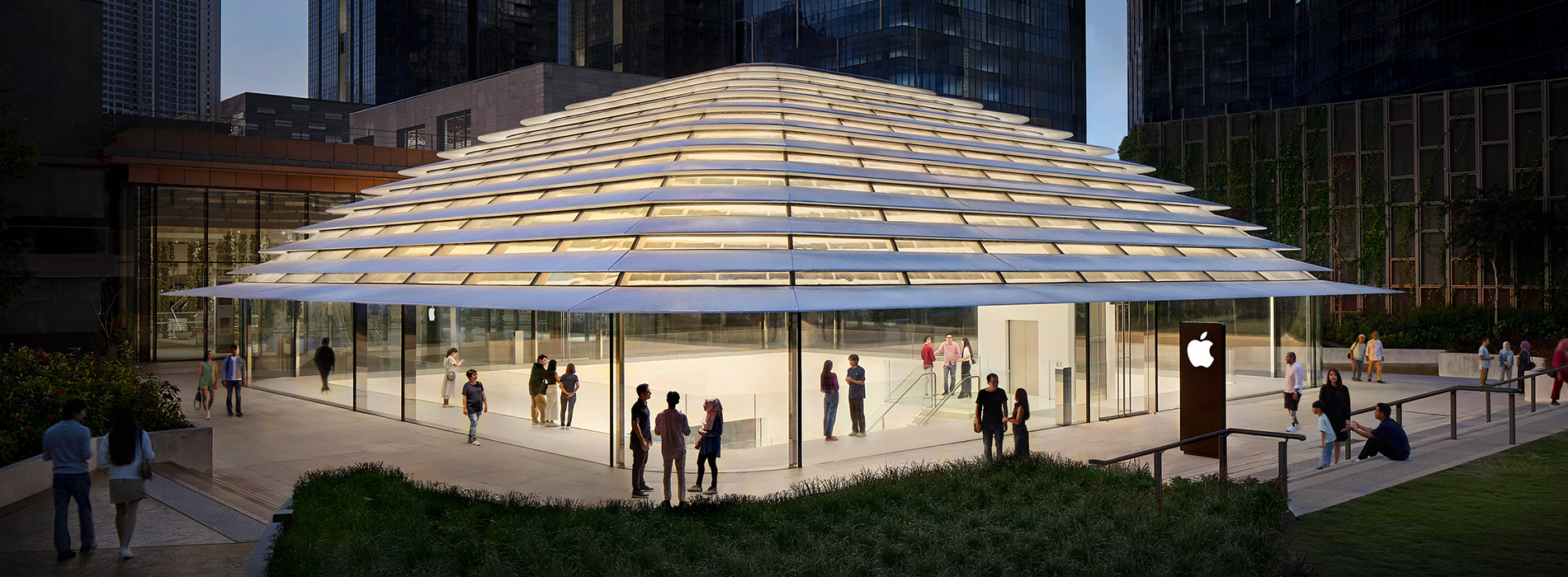 Foster + Partners打造馬來西亞首間Apple Store!層疊式屋頂結合玻璃穹頂,通透空間與周遭公園綠意交融