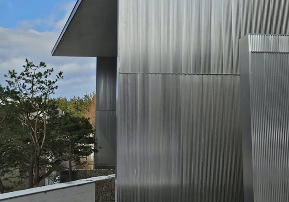 將清水模披上不鏽鋼畫布：安藤忠雄為濟州本態博物館打造「Bonstar」全新展館