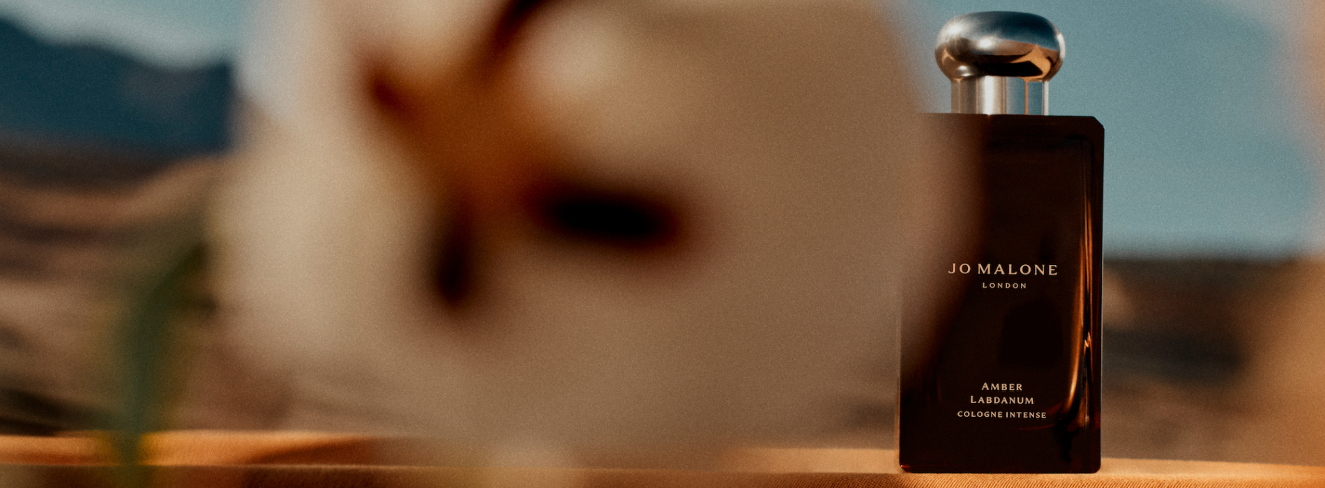 日落後的氣味輪廓：Jo Malone 帶來夜晚取向的琥珀調新作「琥珀與岩薔薇」