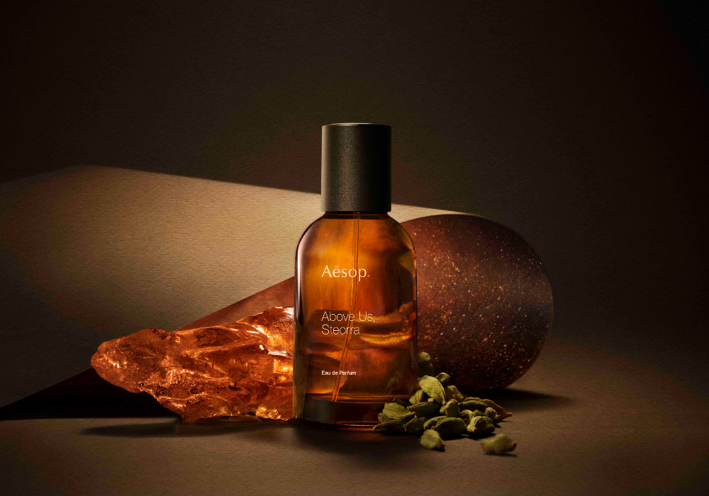 Aesop 首款辛香琥珀調「引香水」:以佛手柑開場,小荳蔻串連中、後調,詮釋流星劃過的瞬間