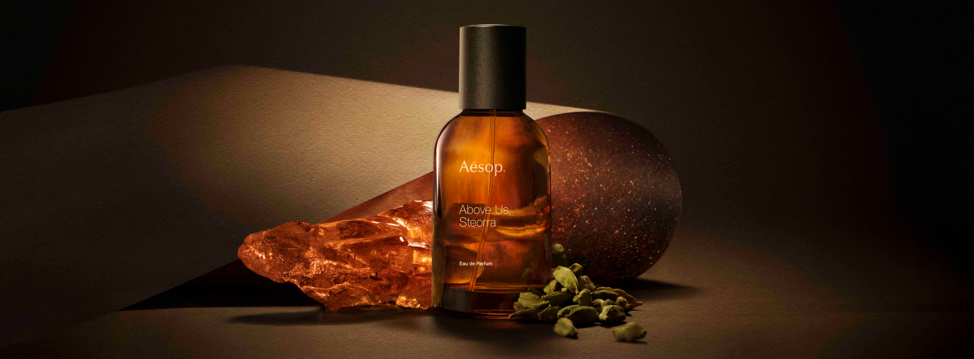Aesop 首款辛香琥珀調「引香水」:以佛手柑開場,小荳蔻串連中、後調,詮釋流星劃過的瞬間