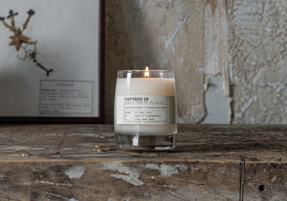 把書寫的材料,變成房間裡的氣味:Le Labo 全新紙莎草蠟燭 PAPYRUS 20,同步推出節慶禮盒
