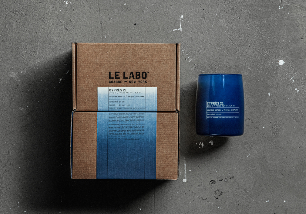 以日本藍染工藝為起點，Le Labo 藍染蠟燭「CYPRÈS 21」登場！SANTAL 26 黑水泥蠟燭同步販售