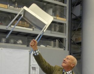 【設計迷的床邊故事】當 Norman Foster 遇上 Frank Gehry，惺惺相惜之作 Emeco《20-06 Chair》就此誕生