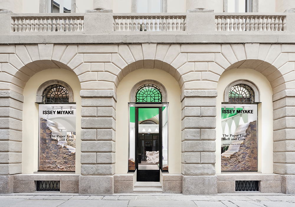 ISSEY MIYAKE 米蘭設計週特展玩實驗！皺褶工序的「廢紙捲」化為家具與裝置藝術