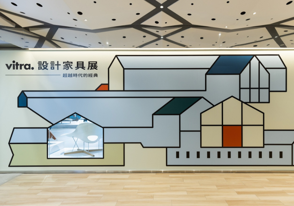 策展團隊 明日創藝 MOT ARTS 於台北 NOKE 忠泰樂生活推出《超越時代的經典》－Vitra 設計家具展，透過芬蘭建築巨擘 Alvar Aalto、法國國寶級設計大師 Jean Prouve、丹麥大師 Verner Panton，以及美國殿堂級設計夫妻檔 Charles & Ray Eames 共30 件獻給大眾的設計，傳遞經典設計在材料、工法以及細節處超越時代的魅力，看見對於生活的嶄新想像。展場中更埋藏了鳥瞰 Vitra 總部 Vitra Campus當代建築群，以及「Cafe Prouve by Vitra」驚喜現身、Vitra Design Shop等 3 個小彩蛋，讓民眾不只看展欣賞大師家具，也能享受咖啡時光，甚至來場設計採購！展覽自 2023年 9 月 13 日至 10 月 11 日止。