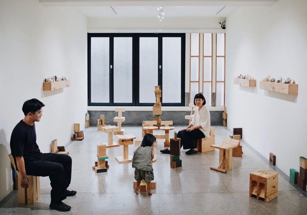 重返自由童心之作!柏林設計雙人組 Yellow Nose Studio《INDERGARTEN》開展,幾何積木家具、石頭花瓶系列朋丁登場