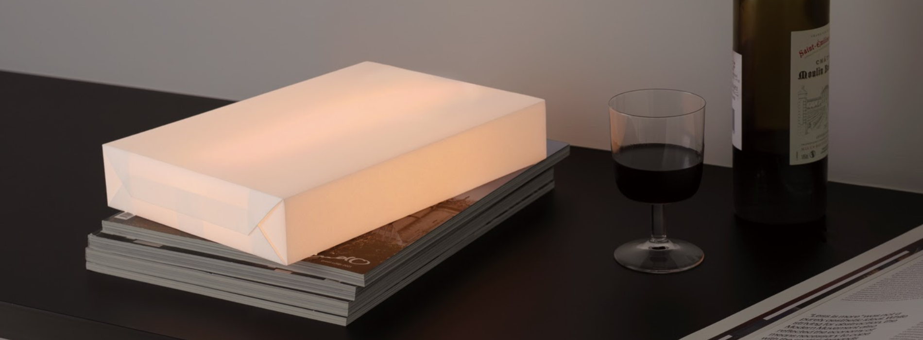 可攜帶的優雅：深澤直人最新力作，從 A4 紙形態出發的和紙燈設計「SIWA A4 Light」