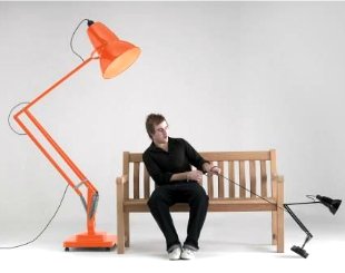 【設計迷的床邊故事】親愛的，我把 Anglepoise 檯燈變大了！連導演提姆波頓都收藏的 Giant 1227 巨人燈