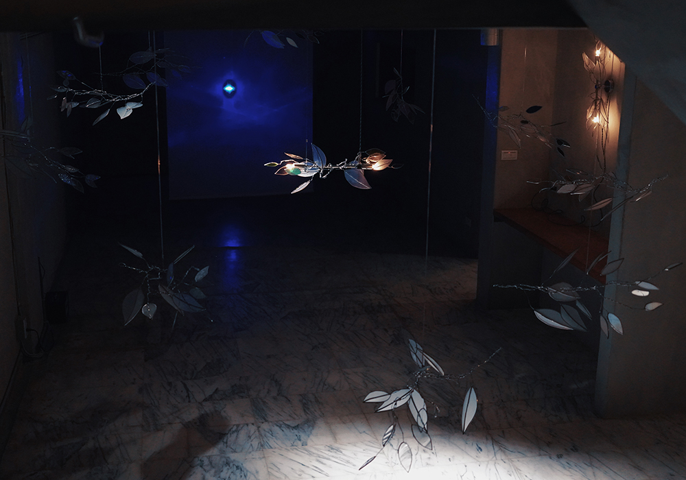 在幽光中回望自身：真真鑲嵌玻璃研究所《內光》個展，以光、聲音與氣味引領感知旅程