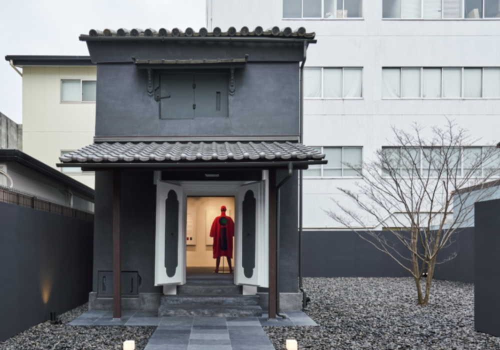 《日本設計的未來學》書裡是這樣形容深澤直人的——站在平淡的極致處。儘管已是當今世界首屈一指的工業設計師，但深澤直人就如同他的設計，總是低調，對名氣淡然處之。從早年在美國 IDEO 設計公司竄起，卻又毅然選擇歸零，回到日本重頭開始，並很快的以安靜簡約卻具有張力的設計席捲世界，創造在米蘭設計展上同時與 7 大設計品牌合作發表的成就，深澤直人始終追尋著自己心中的完美，不斷反思自問，而這些探尋不僅反映在其作品上，更在與同領域、不同領域的大師交會合作時，顯現其對設計的深刻思考及不斷跨越。