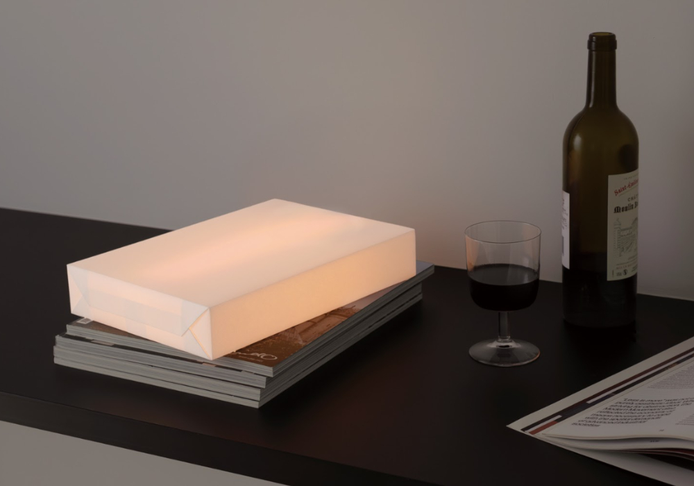 可攜帶的優雅：深澤直人最新力作，從 A4 紙形態出發的和紙燈設計「SIWA A4 Light」