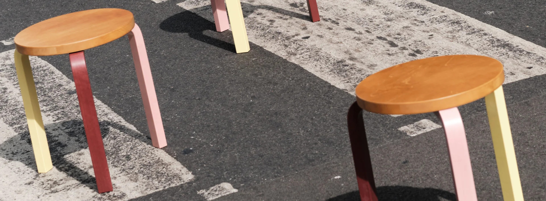 三張疊起來，才看見 Paul Smith 招牌條紋！Artek Stool 60 推出第三組限定配色