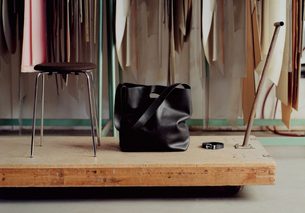 物盡其用的跨界實踐：Another Aspect 攜手 Fritz Hansen，重新詮釋 Dot 單椅與皮革配件