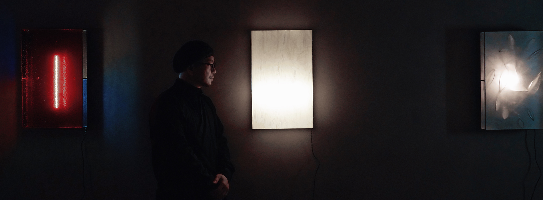 在幽光中回望自身：真真鑲嵌玻璃研究所《內光》個展，以光、聲音與氣味引領感知旅程