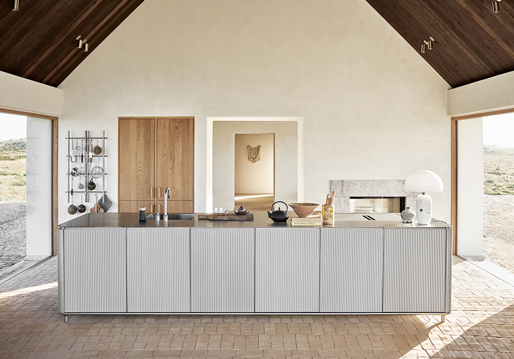 丹麥 Vipp 全新 V3 Kitchen 登場！以經典「銀灰鋁」演繹雋永金屬工藝
