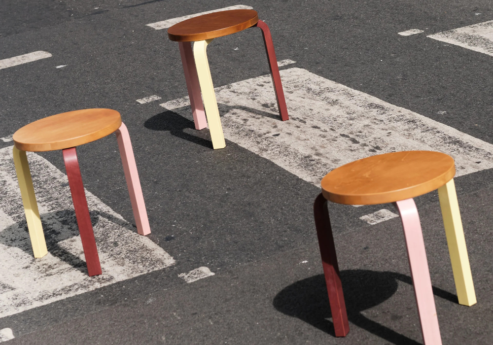 三張疊起來，才看見 Paul Smith 招牌條紋！Artek Stool 60 推出第三組限定配色