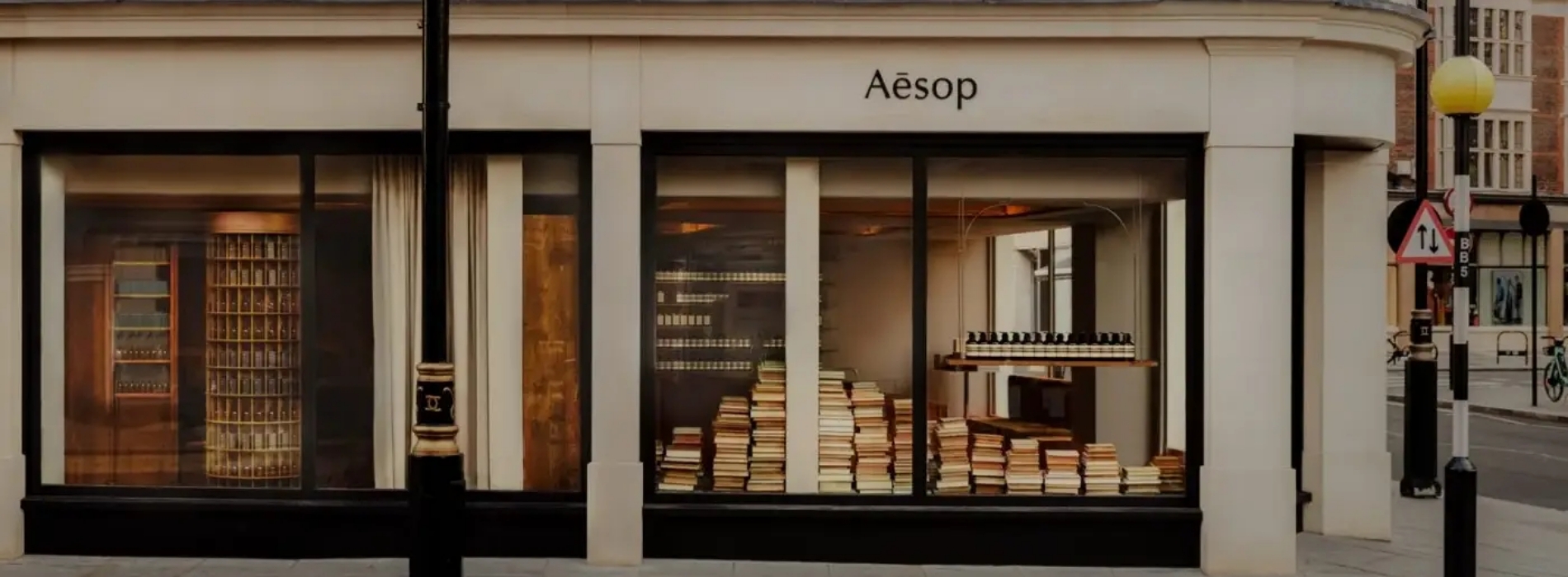 宛如街角書店的Aesop倫敦新店型！以大英圖書館、傳統書店為設計靈感，沉穩木櫃、柔和綠調形塑沉靜空間