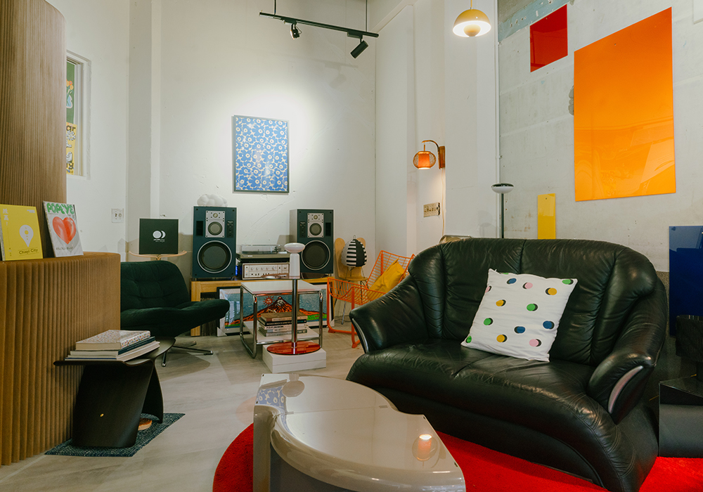 咖啡、肉桂捲與藏於空間中的手作痕跡：嘉義「桂桂子 Keiko」以設計家具與生活紋理，堆疊出慢時光日常