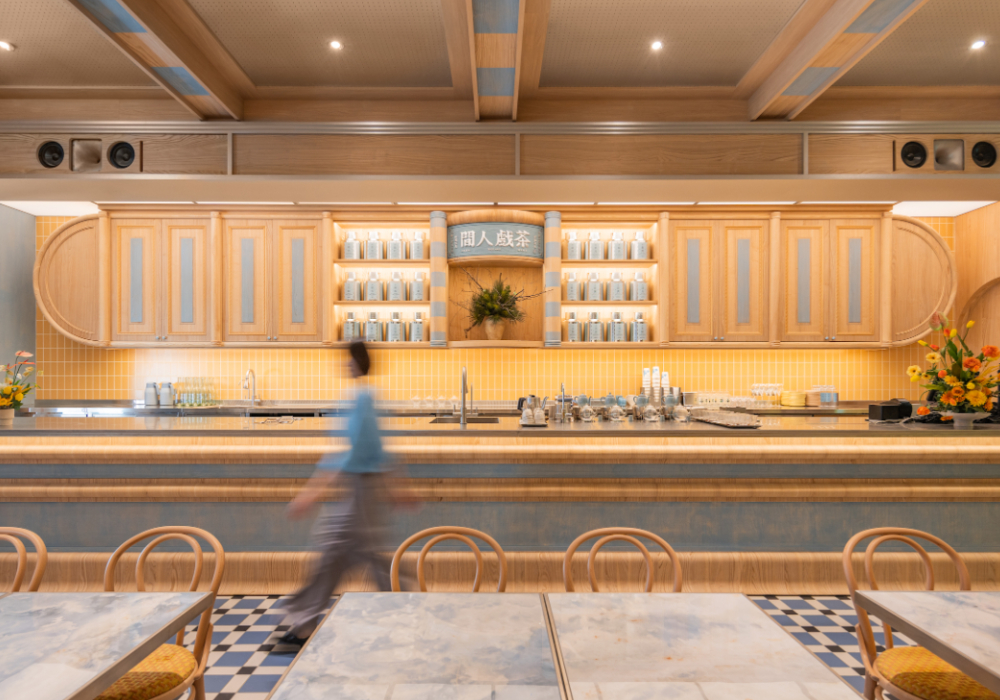 「永心鳳茶」微風信義全新型態店！梯田地景化作空間設計，以柔和藍調演繹新台式茶沙龍