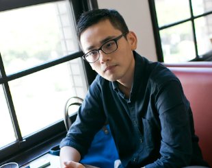 【劇場裡的設計師】光影罅隙，時間之詩——專訪劇場影像設計師周東彥