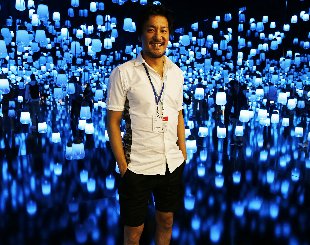 光火亮起的瞬間，讓我們同在一起！專訪 teamLab 創辦人－猪子壽之的視覺藝術風華。