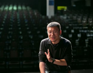【華山藝術生活節】爆笑之後的無力抗拒，《三人行不行》一盤親民開胃菜