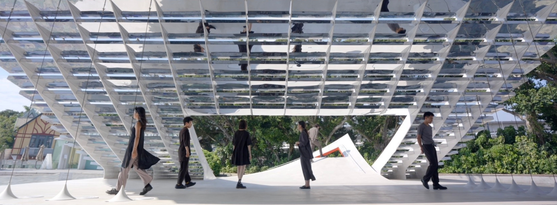 掀起蛇紋石地坪！專訪 2026 X-Site 計畫《鏡・亭・山：相看兩不厭》做白工作室、北美館教育服務組黃秀琳
