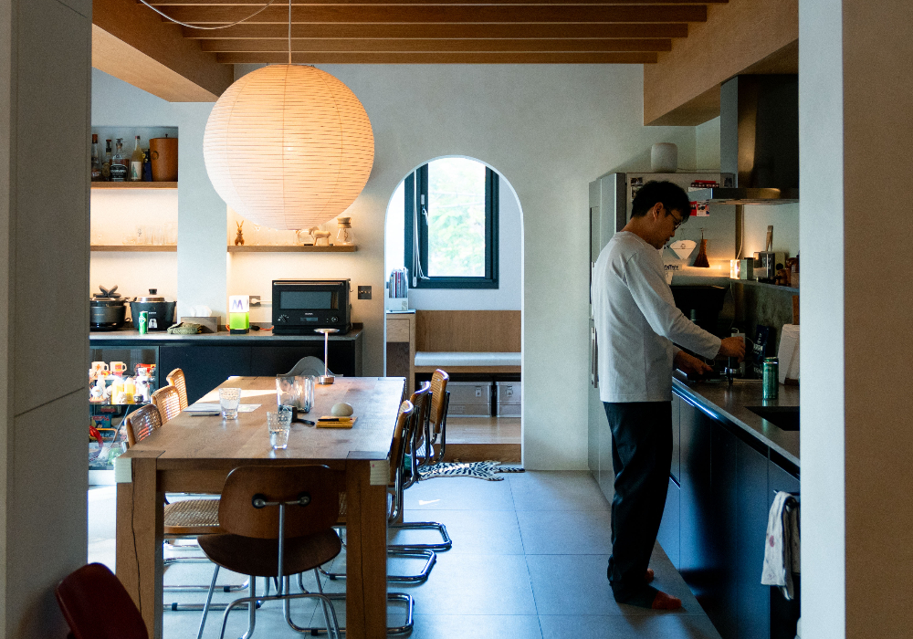 【真實的家】城市裡的小山屋:走入 Bito 創辦人劉耕名的家,有花園、有家人相伴「生活變得期待回家」