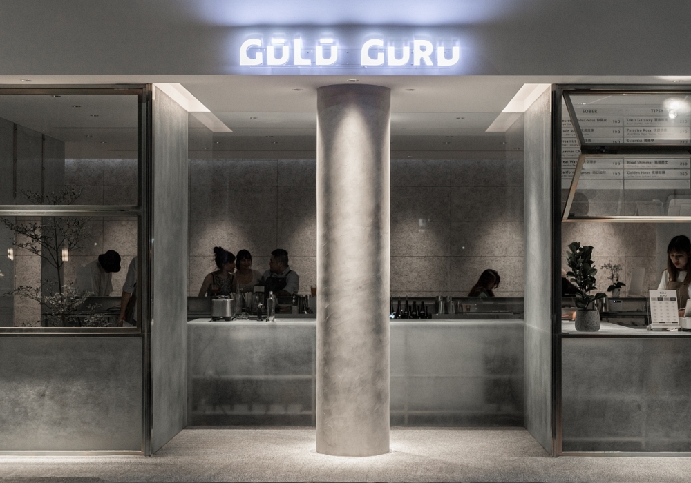享受一場自由幻夢!台北時髦酒吧「GŪLŪ GURU」:水色設計以手感材質、細膩照明,形塑虛實有度的通透空間
