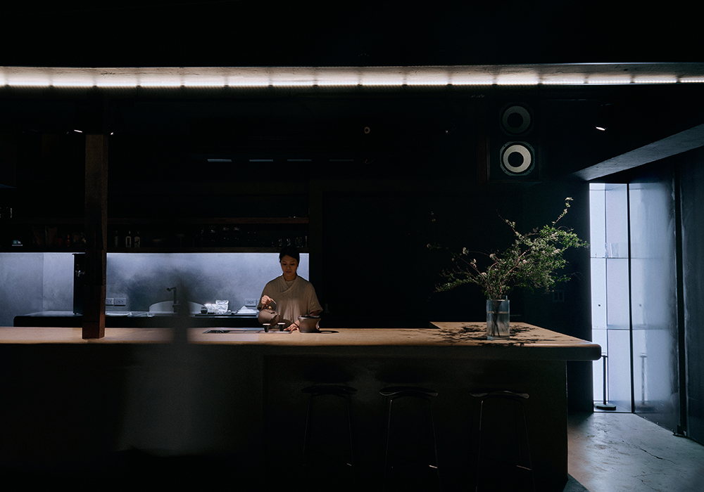 在書藝與茶香裡校正自己：走進台北「得一 DER ONE」，以觀煙冥想與品茶重啟感知