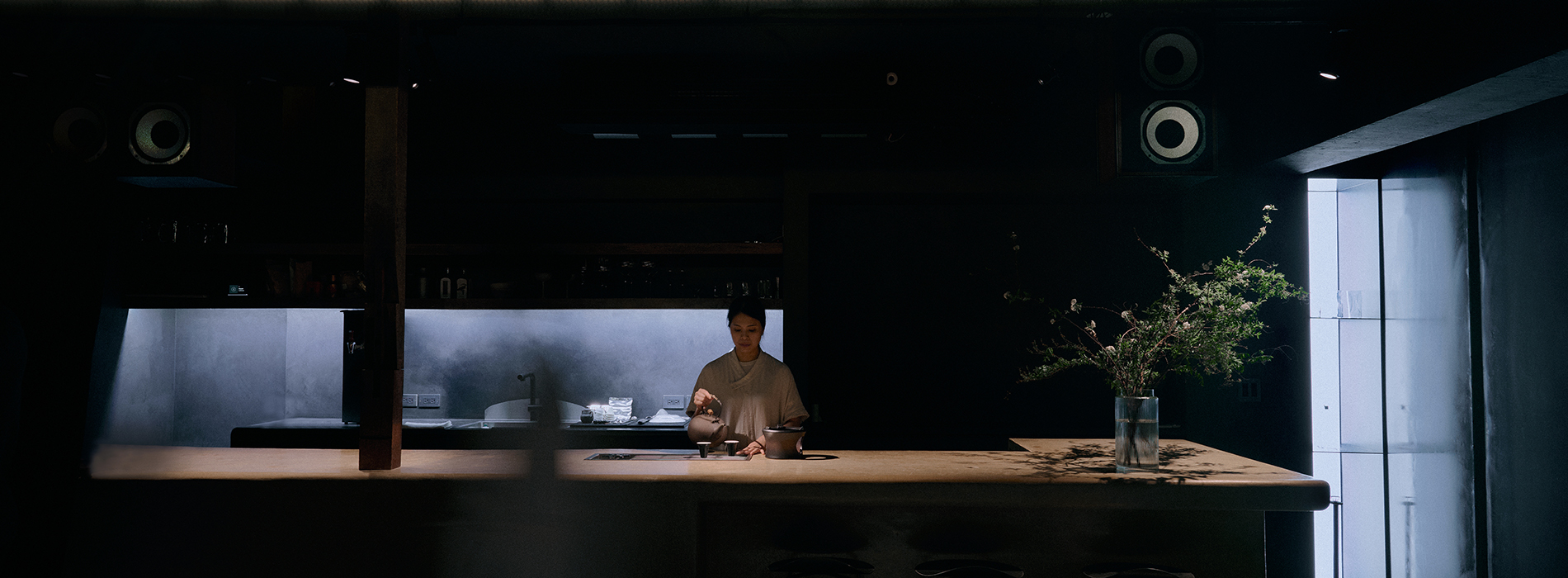 在書藝與茶香裡校正自己：走進台北「得一 DER ONE」，以觀煙冥想與品茶重啟感知