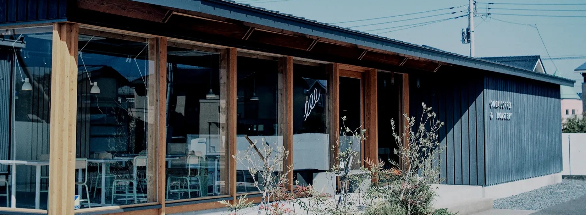 振興地方活力的咖啡館!日本JINS旗下新品牌ONCA COFFEE開幕,從黑、白二選一開始的溫暖提案