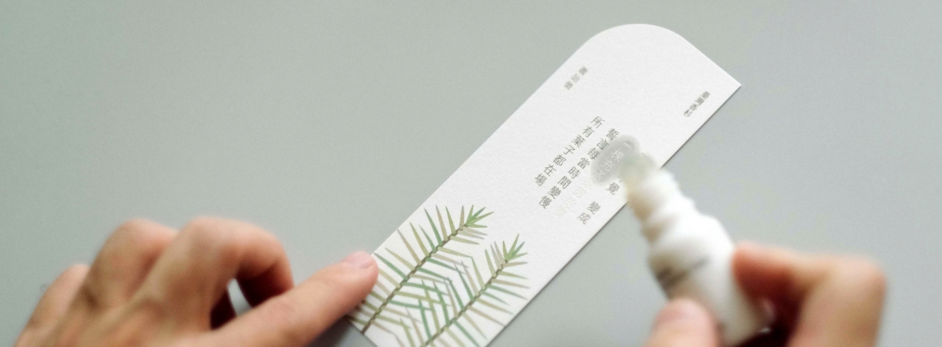 療癒香氣讓詩句浮現!一日茶道攜手王小苗、蕭詒徽等詩人作家,打造「茶典卡」留白渲染傳遞詩意
