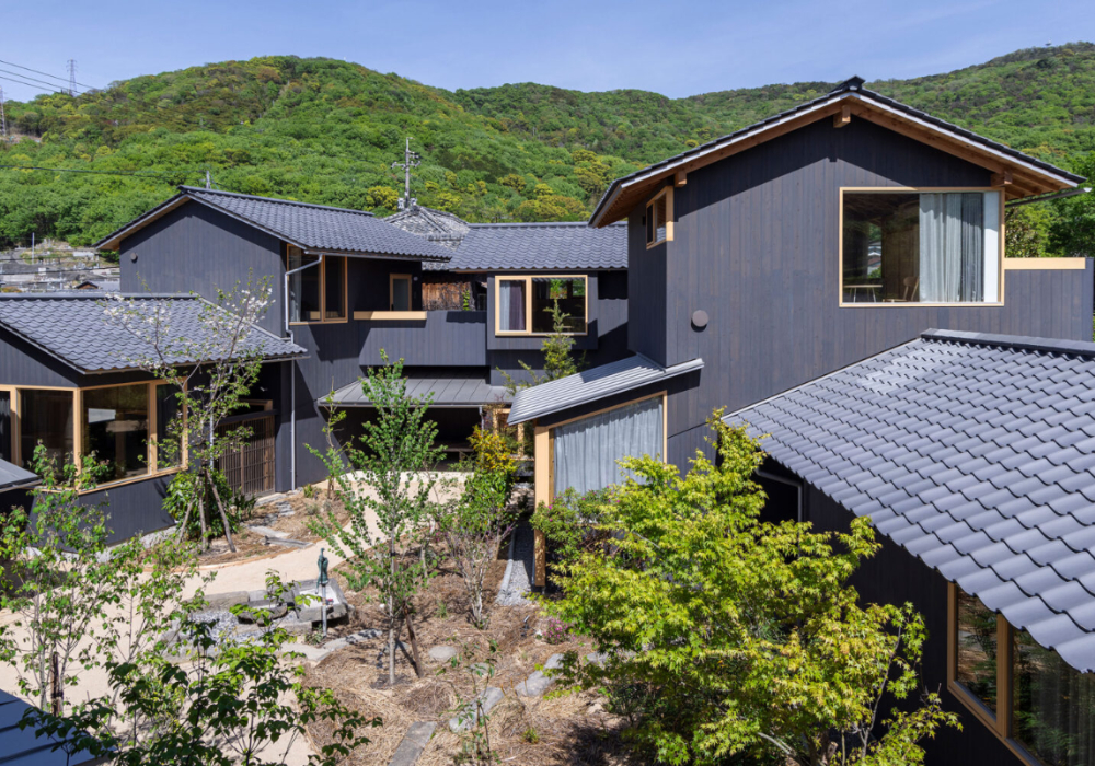 住旅宿，也像住進豐島聚落裡！「Hotel SHU」沿著小巷回房，4 棟木屋圍出共享中庭